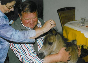 Josef und Agnes mit Fohlen